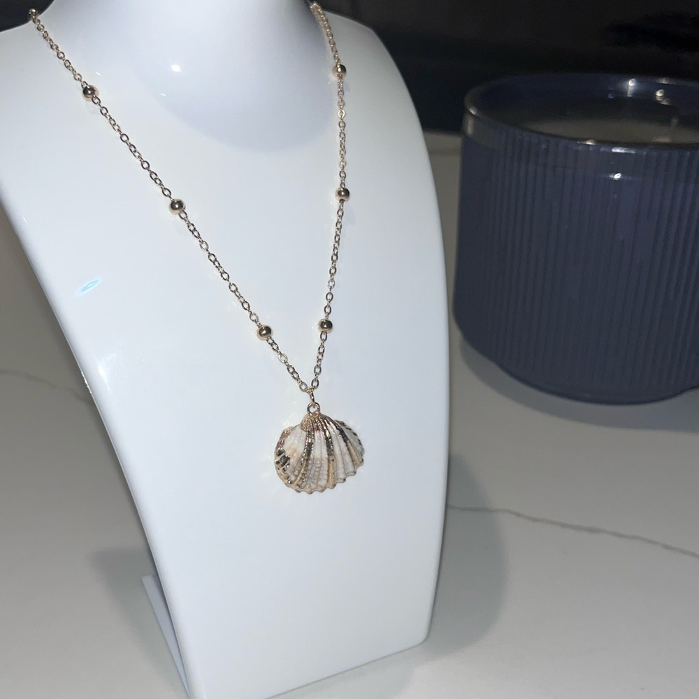 🫧Elegant Gold Shell Pendant Necklace🫧